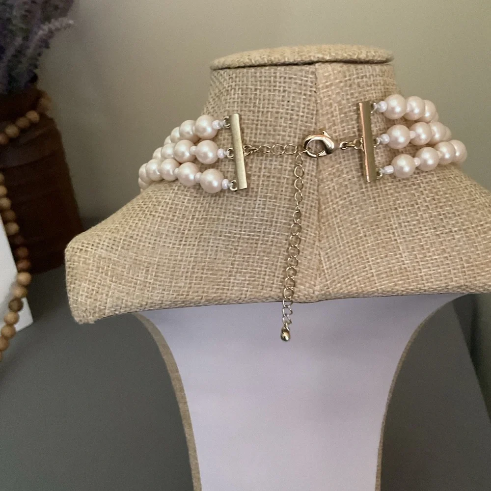 Elegant Pearl Necklace with Green and Gold Accents - Picture 3 of 3